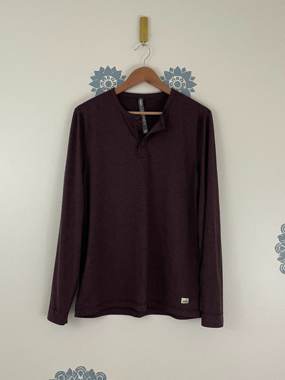 Vuori Ease Performance Long Sleeve Henley in Heathered Maroon Men's Size Medium